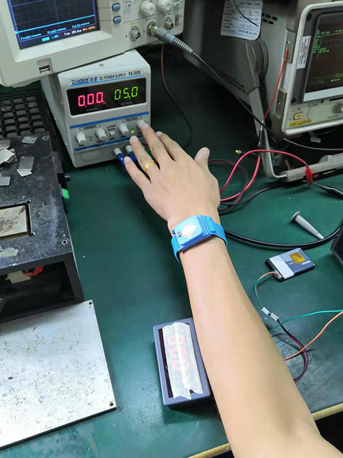 Put on an electrostatic bracelet and set the power supply voltage to 5V