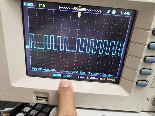 Set the voltage scale of the oscilloscope to 2V and the time scale to 2ms