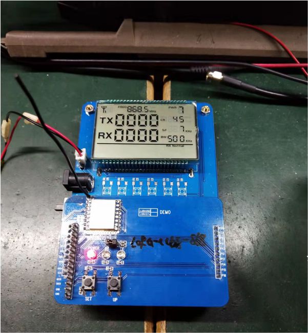 install a wire antenna on the demo board of the demo function embedded in the wireless module LoRa-CC68, and the wire antenna is more than 1cm away from the PCB
